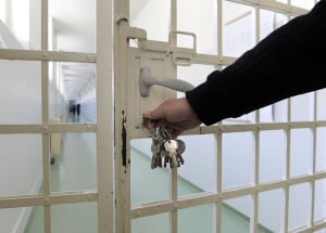 Leistet jemand Gefangenen Beihilfe zur Flucht, droht als Strafe Freiheitsstrafe bis zu drei Jahren oder Geldstrafe.