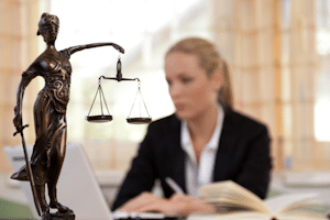 Die Beiordnung vom Pflichtverteidiger wird vom Gericht ausgeführt, wenn der Beschuldigte die Voraussetzungen erfüllt.