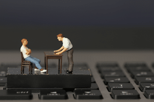 Die Beleidigung am Arbeitsplatz durch Kollegen können Sie ebenfalls anzeigen.