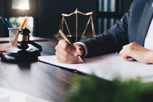 In vier Schritten soll die Schuld oder Unschuld Beschuldigter im Strafverfahren ermittelt werden.