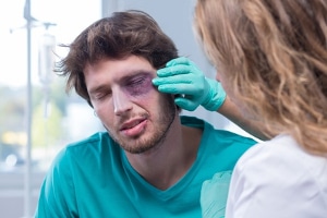 Was bekomme ich für ein blaues Auge? Die Schmerzengeld-Höhe hängt auch hier von den individuellen Umständen ab.