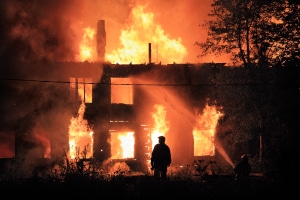 Brandstiftung in Mittäterschaft liegt vor, wenn die Beteiligten sich entschließen, die Straftat arbeitsteilig zu begehen.