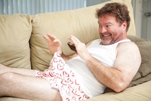 Der Versand von einem Dickpic ist strafbar und kann zur Anzeige gebracht werden.