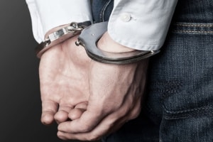 Eine erfolgreiche Fahndung kann zur Festnahme des Verdächtigen führen.