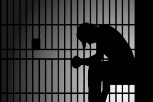 Für eine vorsätzliche Falschaussage vor Gericht liegt die Strafe zwischen drei Monaten und fünf Jahren.