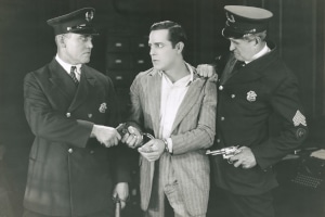 Freiheitsberaubung im Amt: Rechtmäßige Festnahmen durch Polizisten sind nicht strafbar.