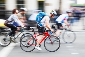 Radrennfahrer sollten einen Helm tragen, um das volle Schmerzensgeld nach einem Fahrradunfall zu erhalten.