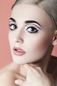 Microblading ist verpfuscht, wenn die Augenbrauen asymmetrisch sind.