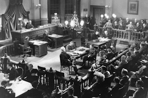 Die notwendige Verteidigung ist laut StPO z. B. erforderlich, wenn die Verhandlung vor einem höheren Gericht stattfindet.