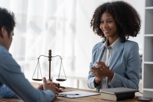 Ein Pflichtverteidiger wird im Jugendstrafrecht ebenfalls beigeordnet.