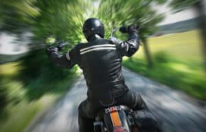 Aufgrund typischer Polytraumata kann Schmerzensgeld bei einem Motorradunfall hohe Beträge erreichen.