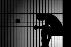 Gegen jugendliche Straftäter kann wegen Raub eine Jugendstrafe verhängt werden.