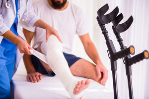 Gibt es Schmerzensgeld bei einem Beinbruch?