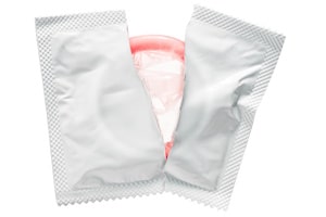 Sex ohne Kondom durch Stealthing: Ein Baby und die Ansteckung mit einer sexuell übertragbaren Krankheit können die Folge sein.