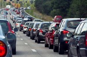 Im stressigen Straßenverkehr geschieht schnell ein Auffahrunfall, der dann Schmerzensgeld nach sich ziehen kann.