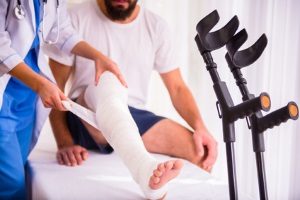 Die Summe, die das Schmerzensgeld bei einer Knieprellung erreicht, bemisst sich unter anderem durch die Schwere der Verletzung.