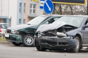 Sie haben einen Unfall erlitten. Steht Ihnen Schmerzensgeld bei einem Oberschenkelhalsbruch zu?