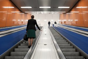 Beim Upskirting werden Frauen unter den Rock fotografiert, wenn sie sich z. B. auf Rolltreppen befinden.