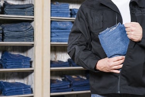 Kein Versuch einer Straftat: Steckt ein Ladendieb seine Beute in die Tasche, ist das bereits ein vollendeter Diebstahl.